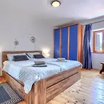 Lucky By Interhome *